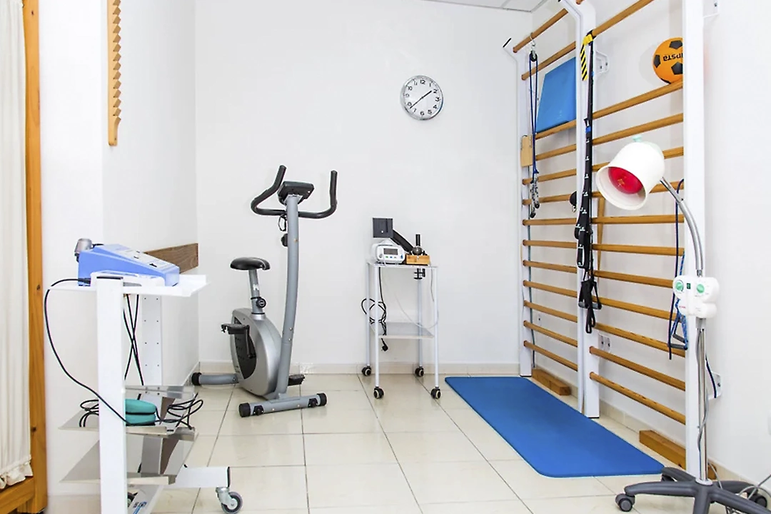 sala de rehabilitación con pesas, bicicleta, espalderas
