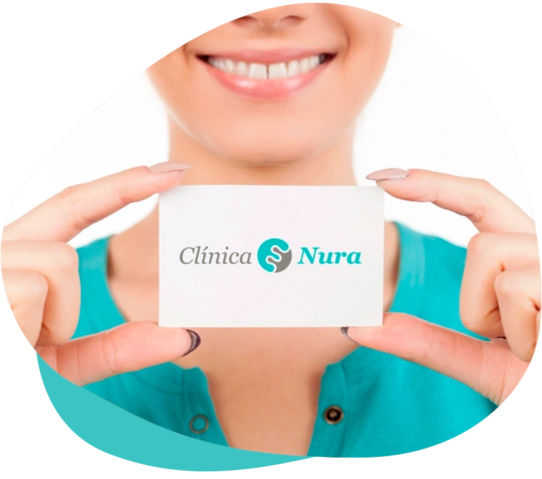 mujer sonriente sujetando tarjeta con logo Clínica Nura